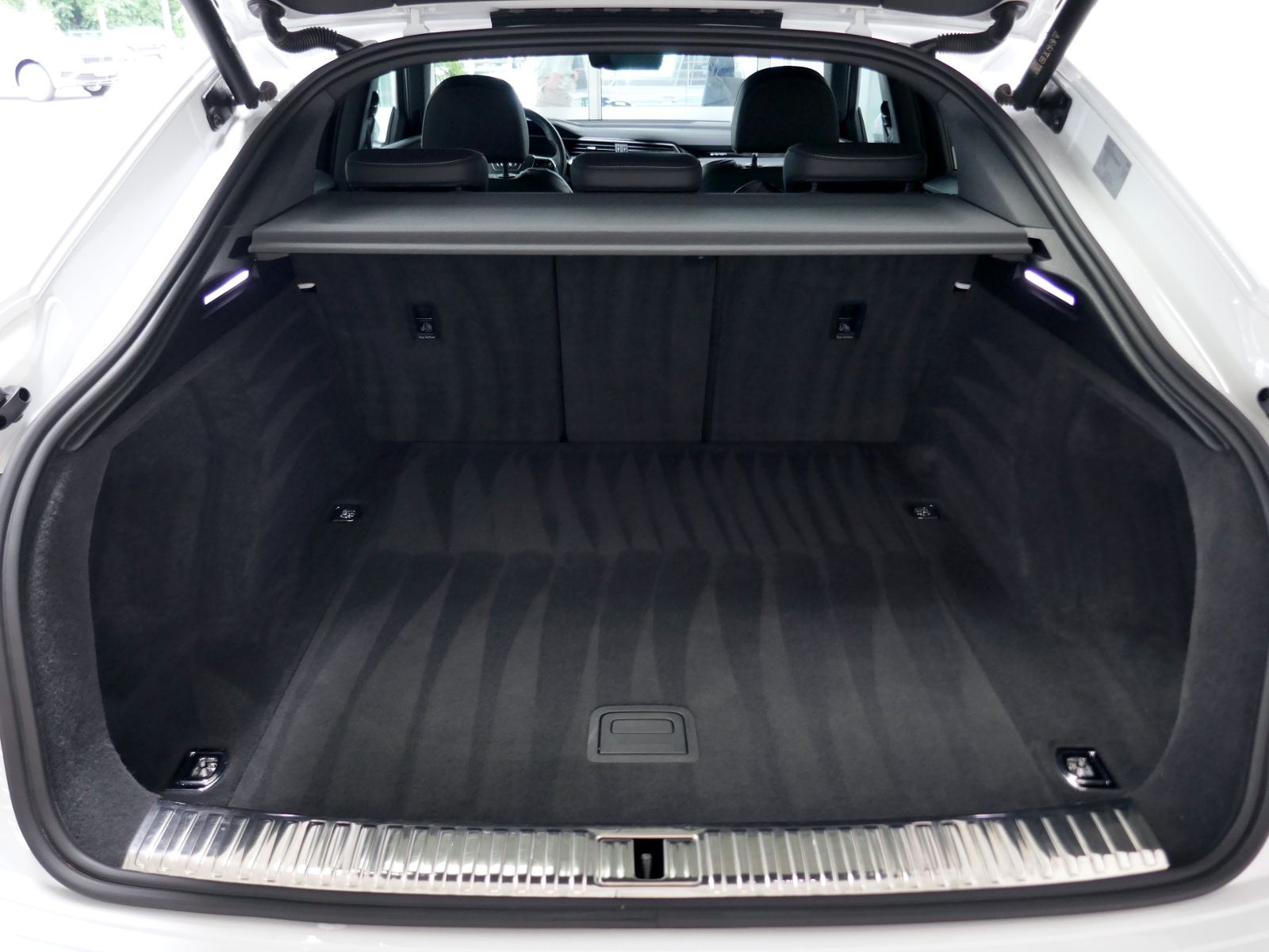 Fahrzeugabbildung Audi e-tron Sportback advanced 55 quattro | LED AHK