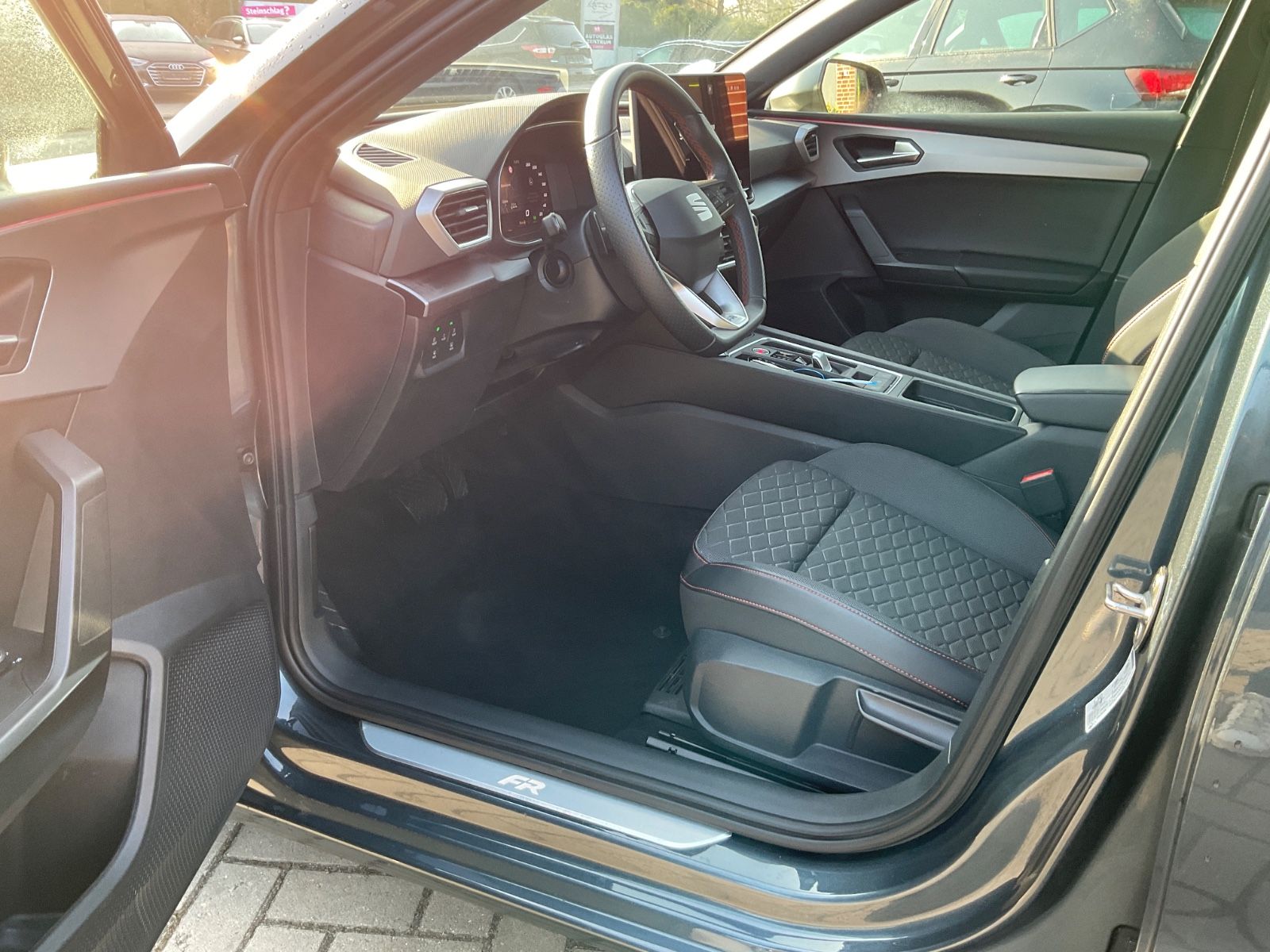 Fahrzeugabbildung SEAT Leon 1.5 eTSI,FR,DSG,ACC,Kamera,Carplay,