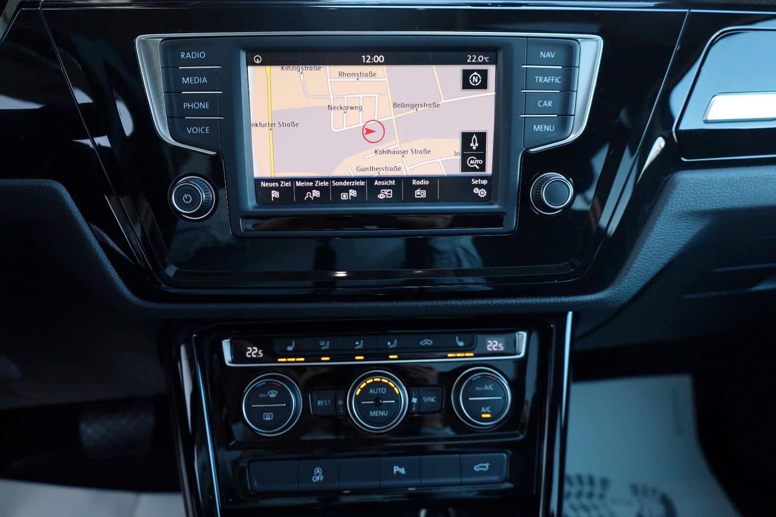 Fahrzeugabbildung Volkswagen Touran R Line Alcantara,Navi,LED,Panorama,Kamera