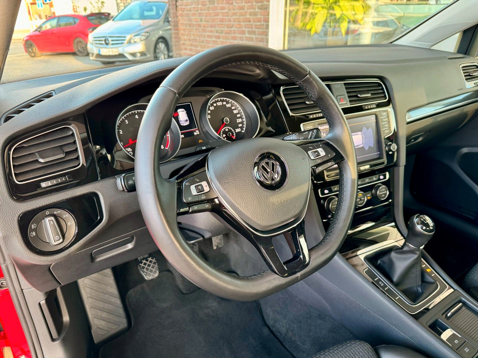 Fahrzeugabbildung Volkswagen Golf VII Lim. Highline BMT Navi/Xenon/AHK/1.Hand