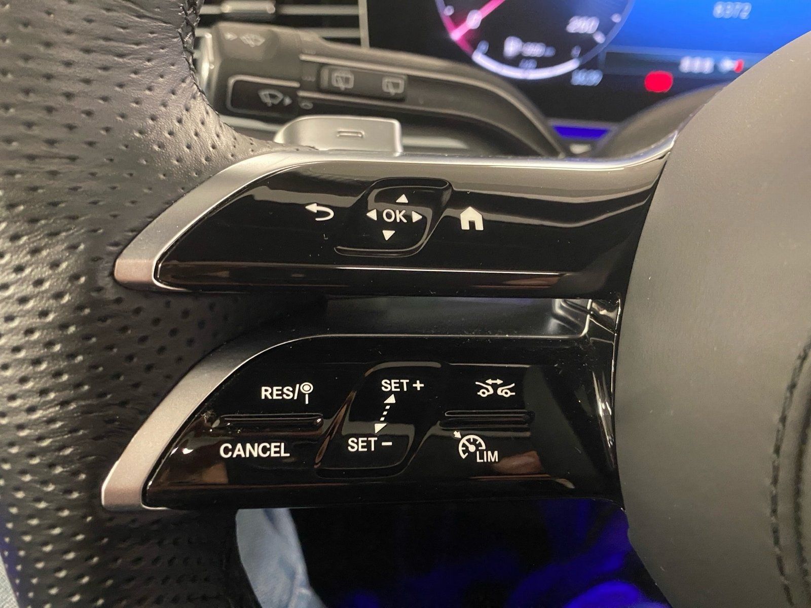 Fahrzeugabbildung Mercedes-Benz GLE 300 d 4M AMG*AHK*Airmatic*Distro*Pano*Burme*