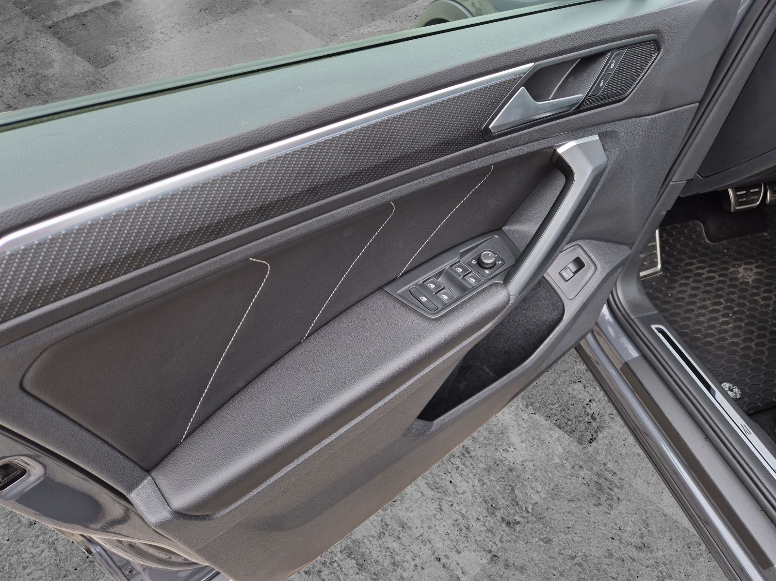 Fahrzeugabbildung Volkswagen Tiguan TSI R-Line 4M DSG Matrix AHK Navi ACC RFK