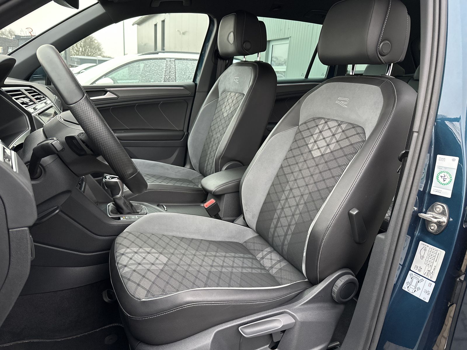 Fahrzeugabbildung Volkswagen Tiguan 2.0 TDI DSG R-Line NAV+LED+AHK+VCOCK+ACC