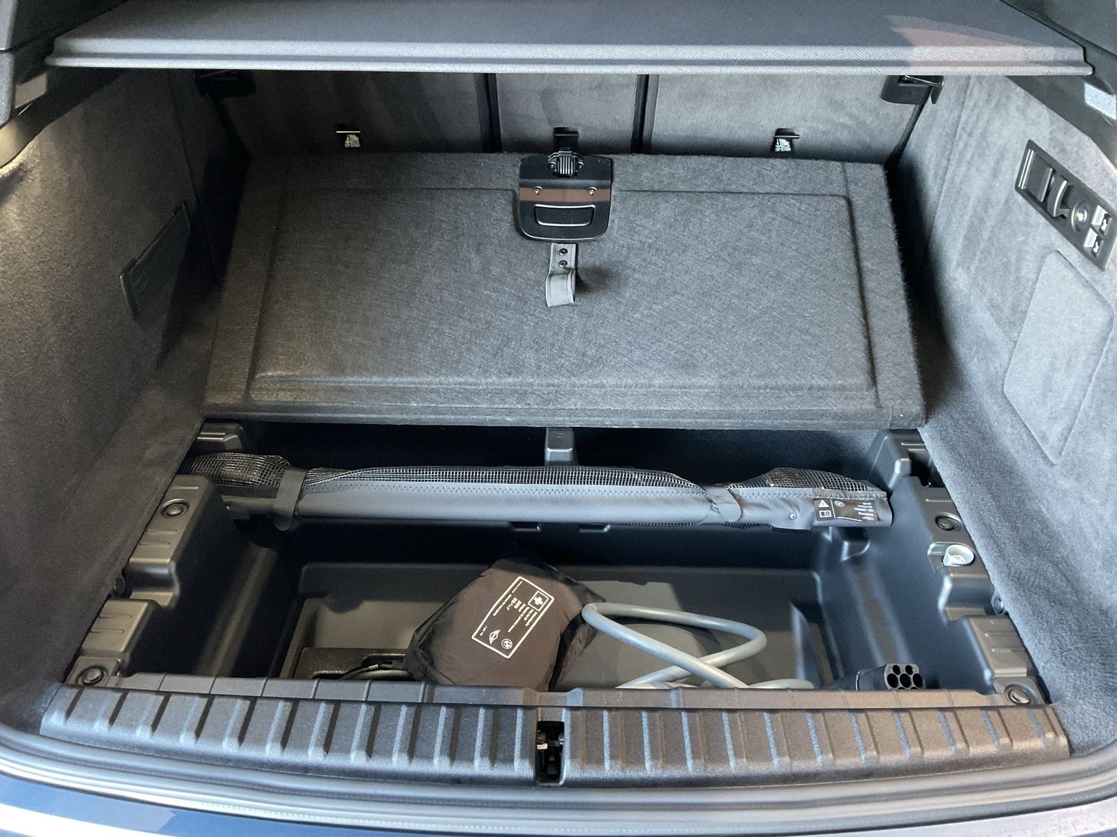 Fahrzeugeinzelansicht 15 Fahrzeugabbildung BMW iX xDrive60 |2-Achs Luftfed. |Sitzbelüft. |M Spo