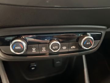 Fotografie des Opel Crossland (X) 1.2 AT Kamera Allwetter beh. Front