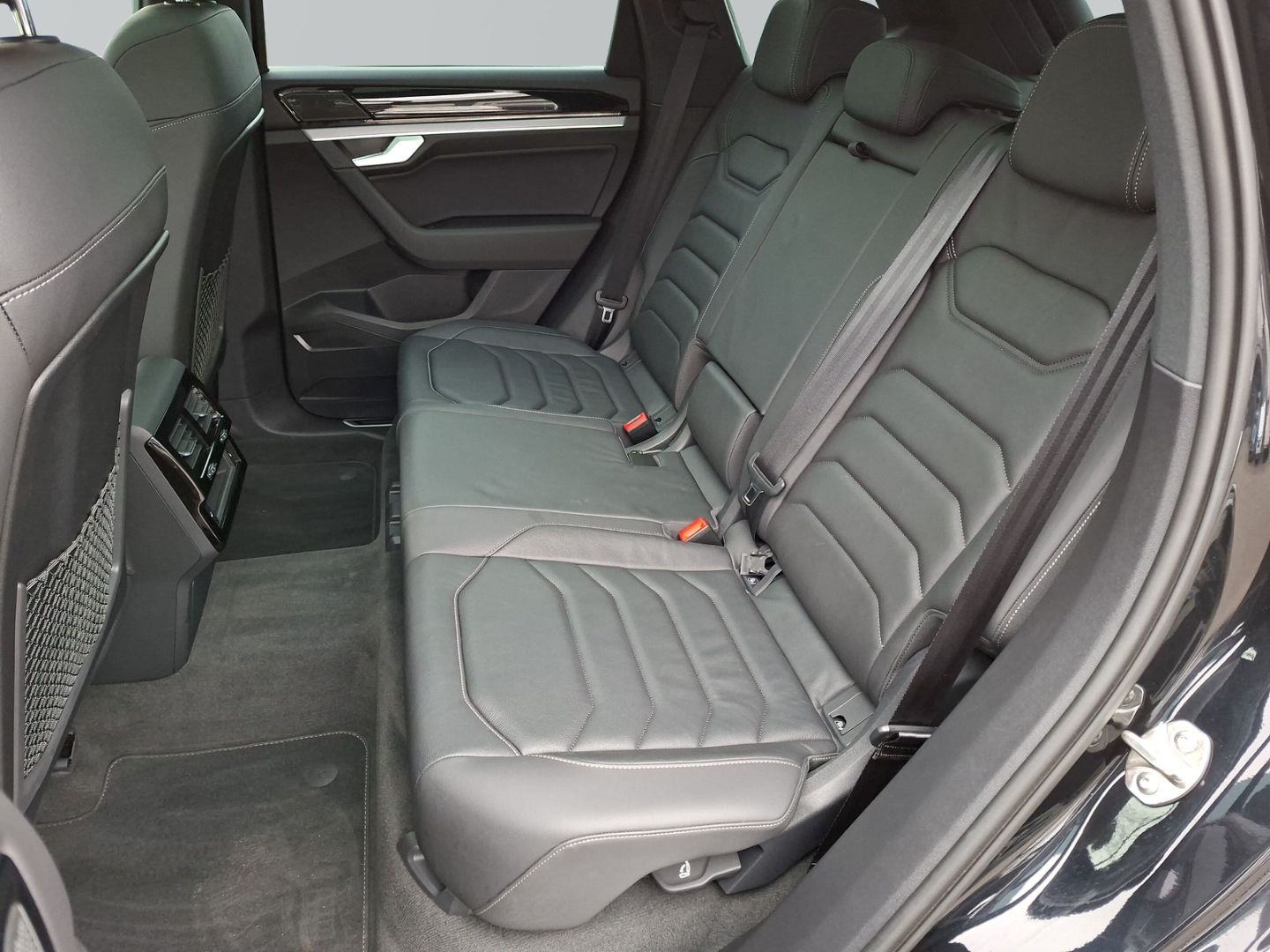 Touareg 3.0 TDI V6 4M R-Line *PANO*STHZ*HUD*