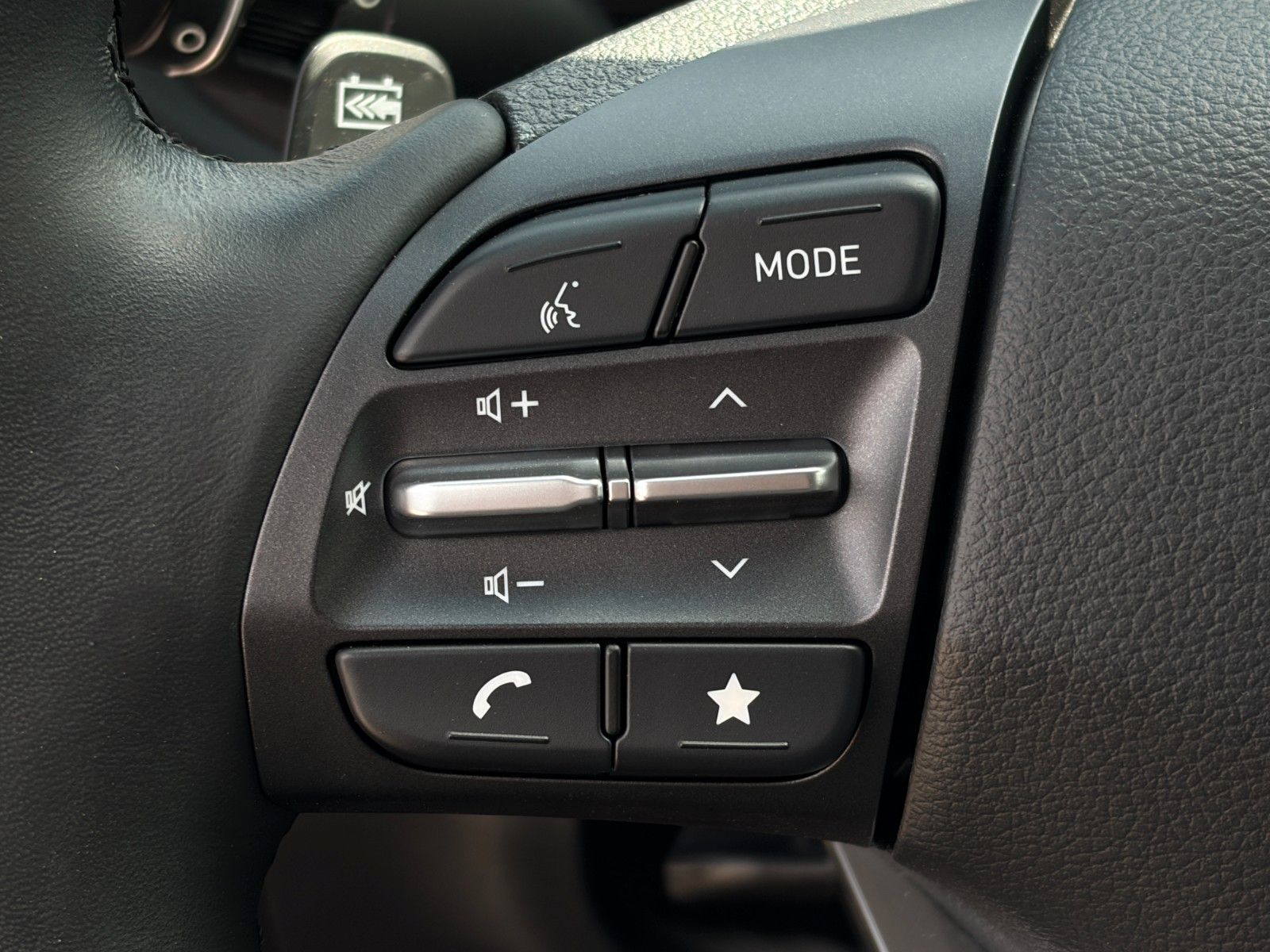 Fahrzeugabbildung Hyundai KONA E Trend SHZ LHZ ACC LKA LFA CarPl. LED WiFi