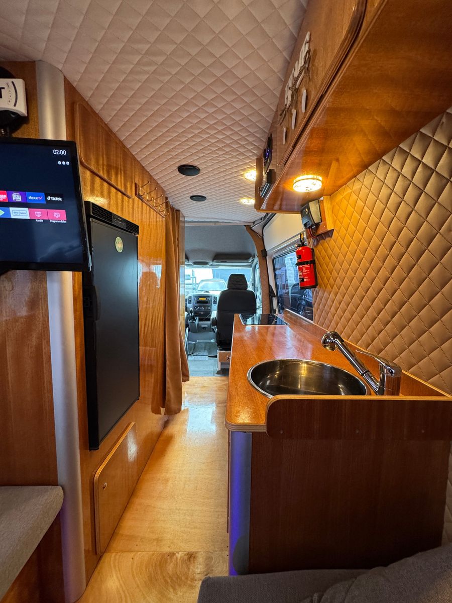 Vehicle image Mercedes-Benz SPRINTER 313 ELBE BOOTS MANUFACTURE