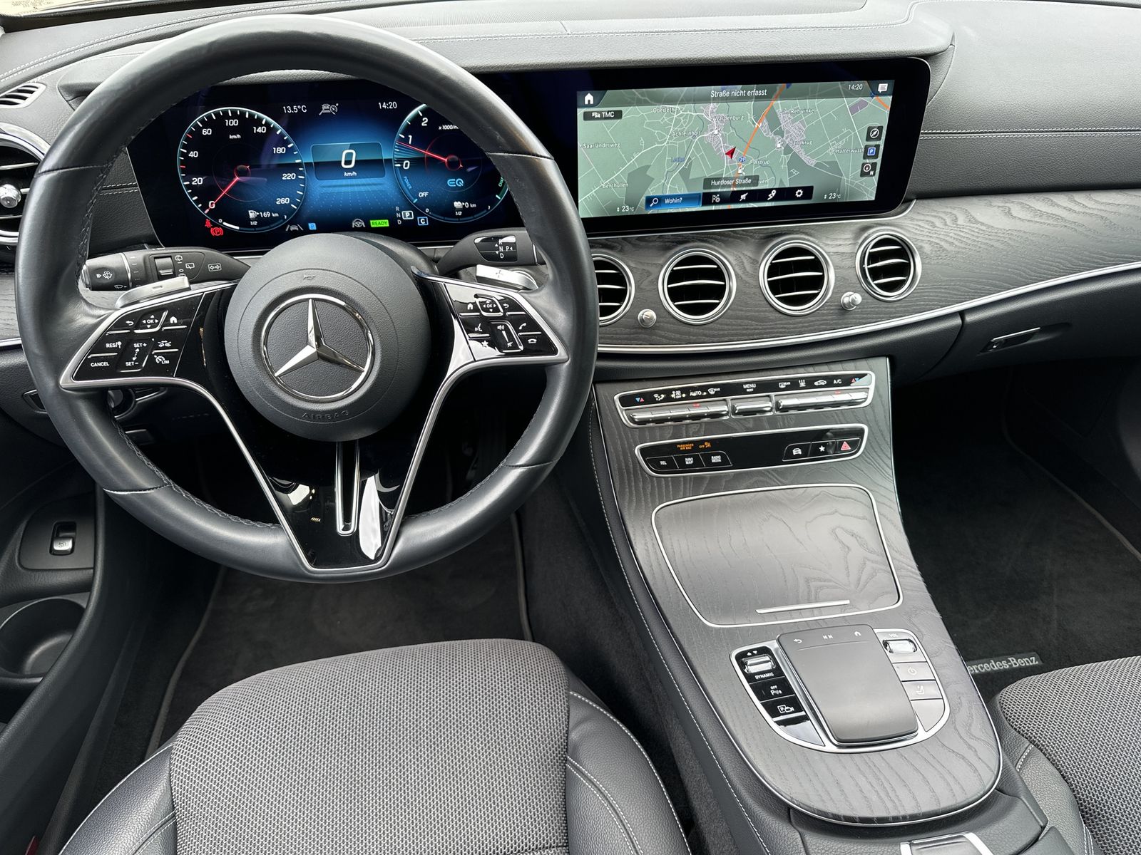 Fahrzeugabbildung Mercedes-Benz E 300de T 4M Avantgarde NAV+LED+AHK+WIDE+360°+PP