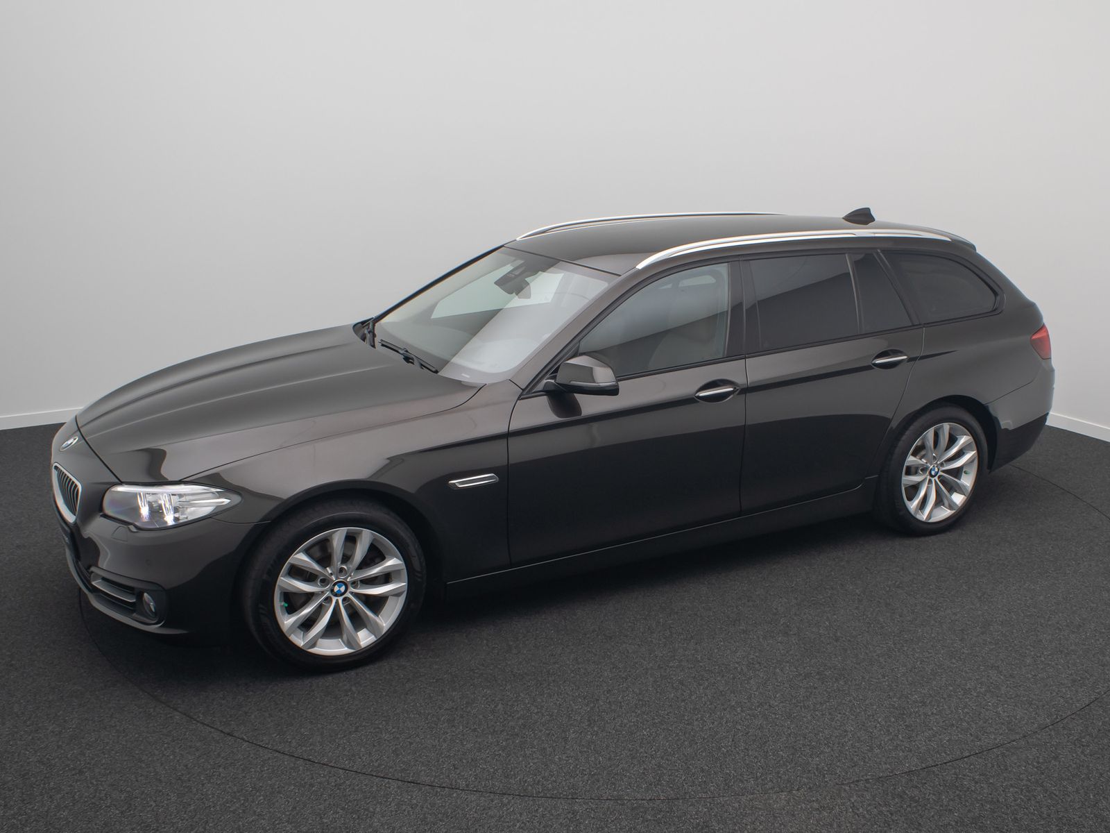 Fahrzeugabbildung BMW 520d HUD Alarm Komfortsitze SoftClose AHK Sport