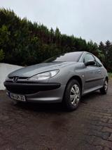 Peugeot 206 1.1 sparsamer Kleinwagen mit neuen Reifen - Peugeot 206 in Chemnitz