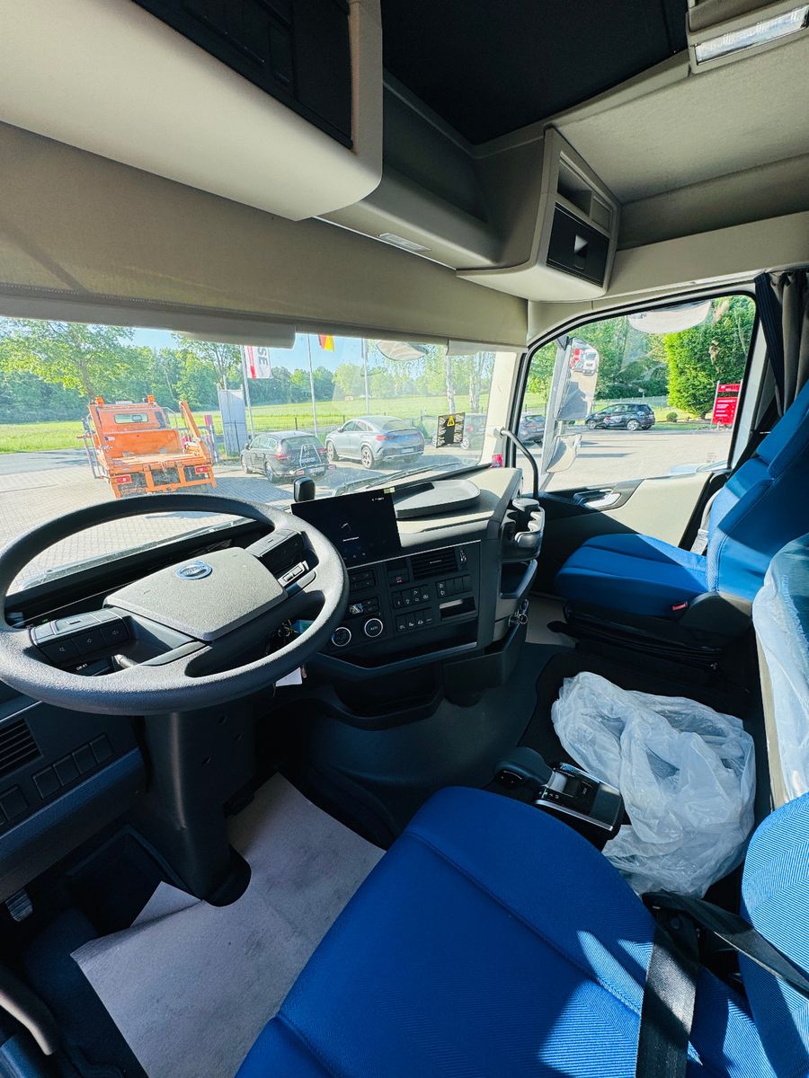 Fahrzeugabbildung Volvo FH 500 8x2 mit F710RA.2.27 L426 und V20 Winde