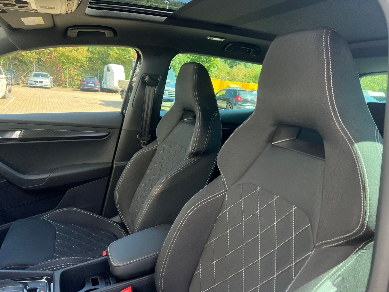 Fahrzeugabbildung SKODA Karoq Sportline 1.5 TSI DSG Navi Tempomat Kamera