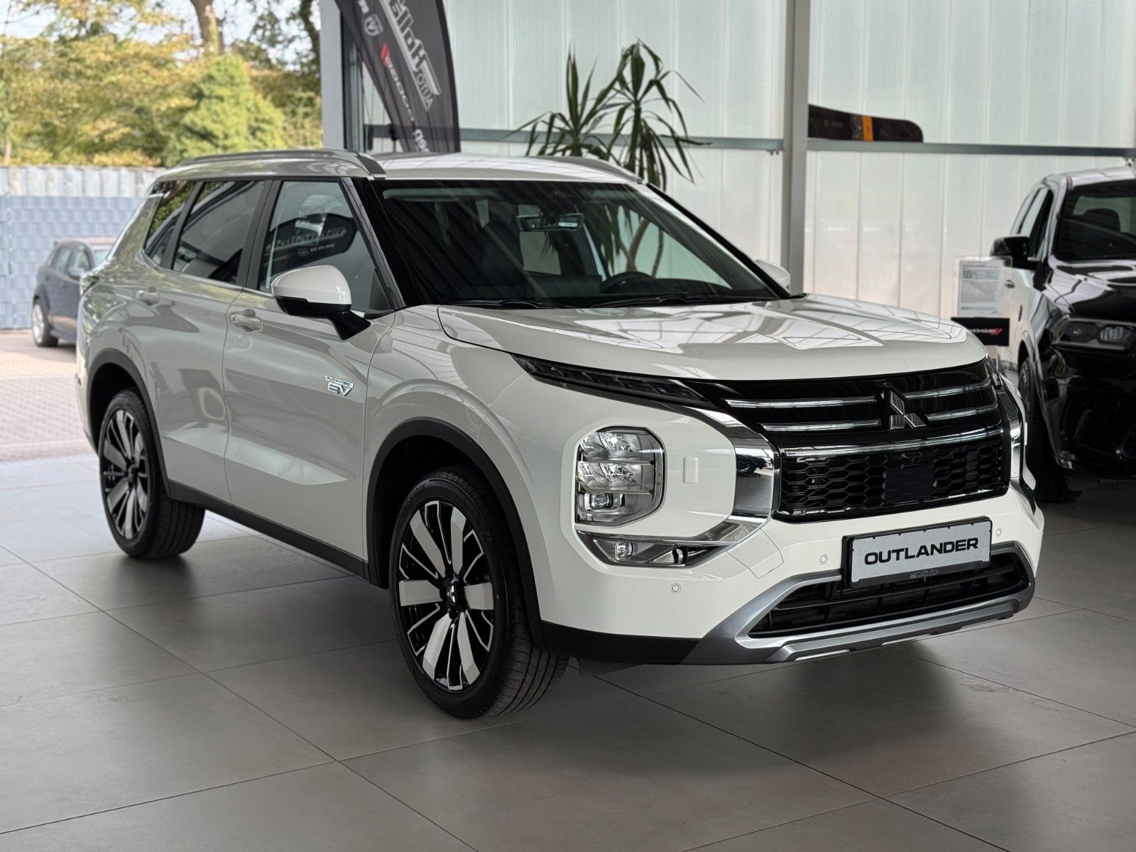 Fahrzeugabbildung Mitsubishi Plug-in Hybrid Outlander Intro Edition