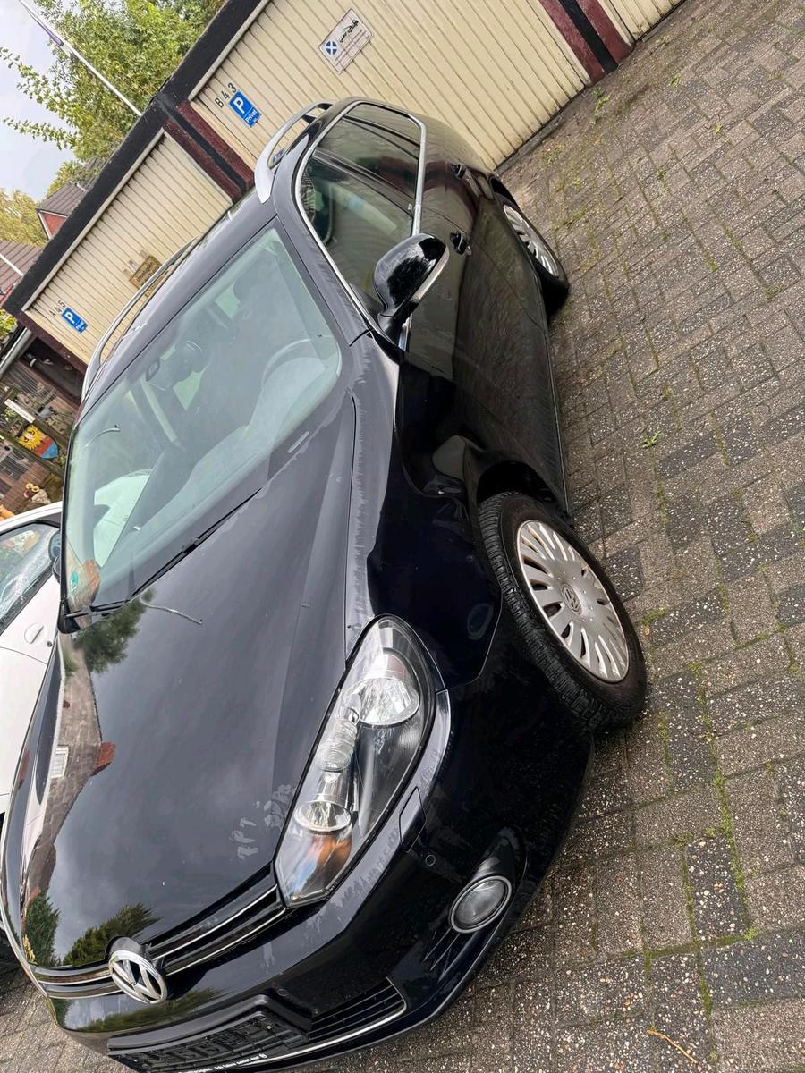 Volkswagen Golf 2011 — rear view