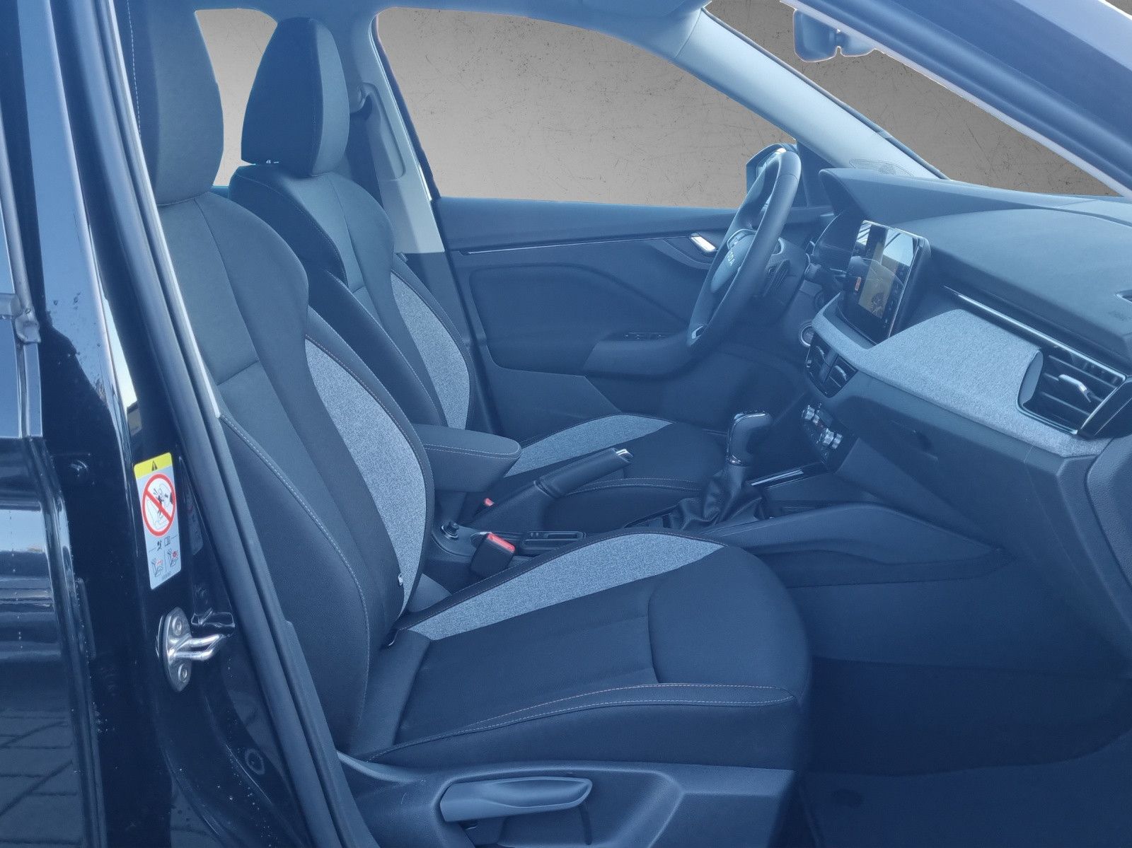 Fahrzeugabbildung SKODA Kamiq Tour 1,5 TSI DSG AHK 18" Fahrassi Info.