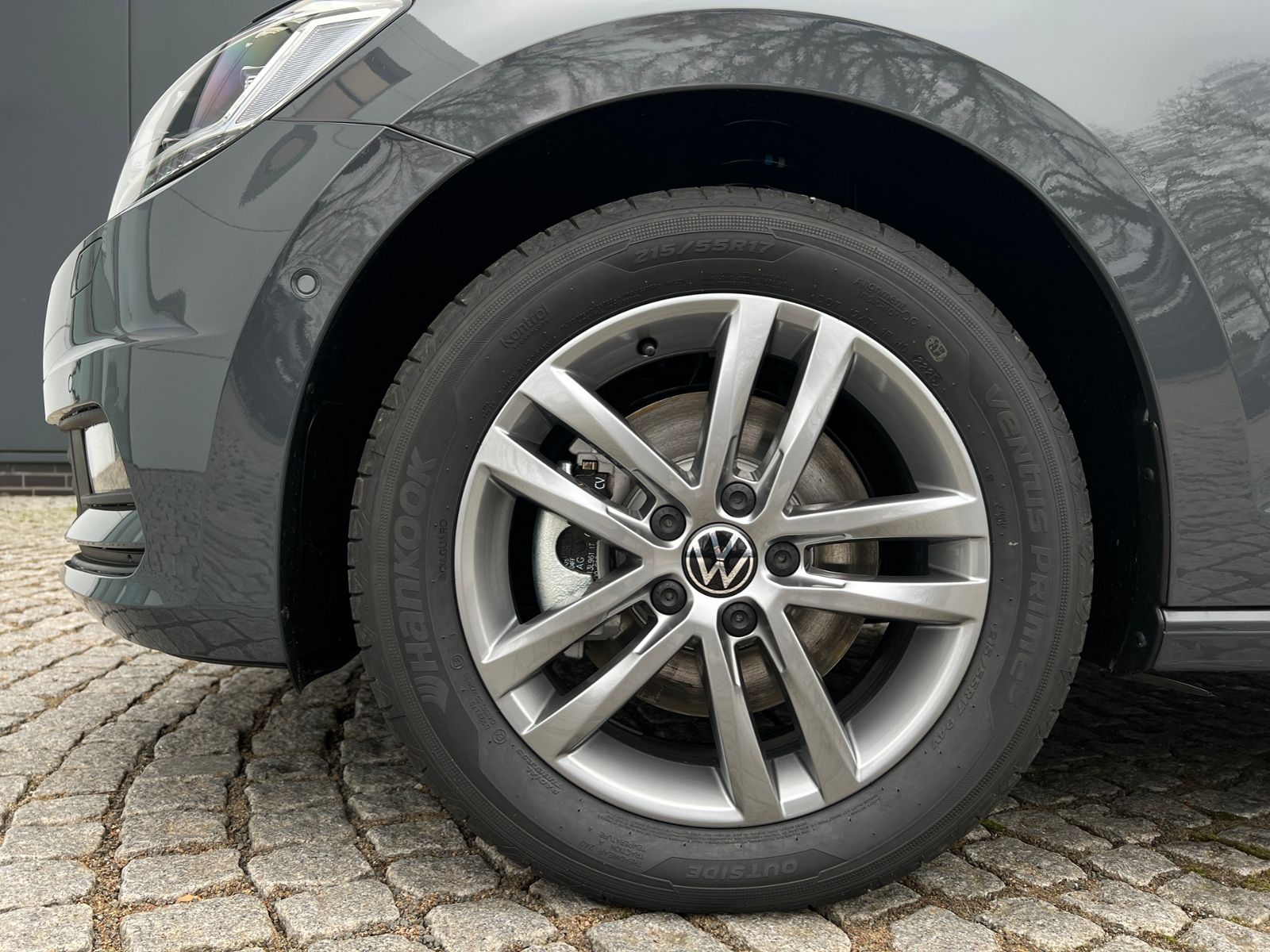 Fahrzeugabbildung Volkswagen Touran Comfortline 1.5 TSI DSG *LED, AHK, 7 Sitz