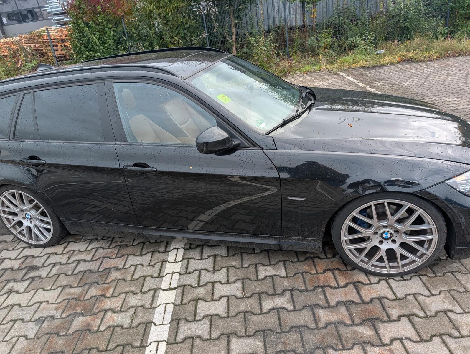 BMW 320 2011 — rear view