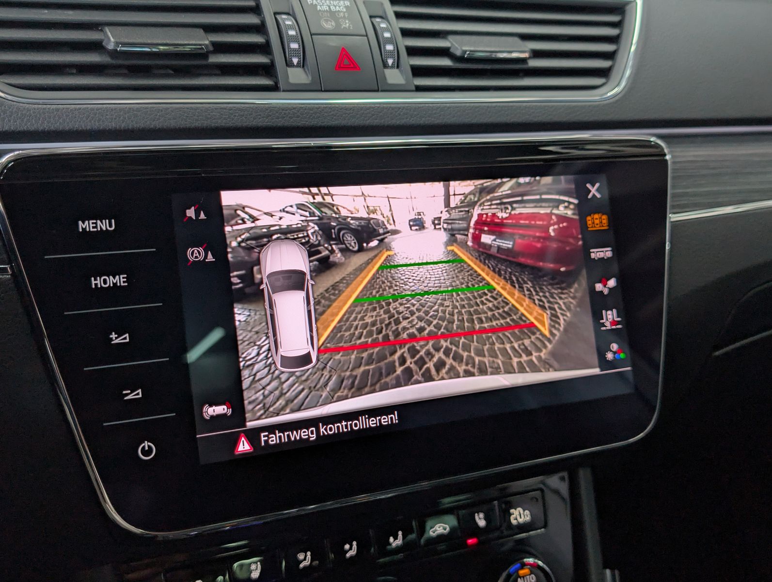 Fahrzeugabbildung SKODA Superb Premium 2.0 TDI PANO LEDER MASSAGE SOUND