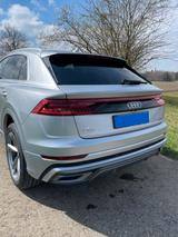 Audi Q8 55 TFSI quattro S line+Pano+Matrix+B&O+DAB  - silberne Audi Q8