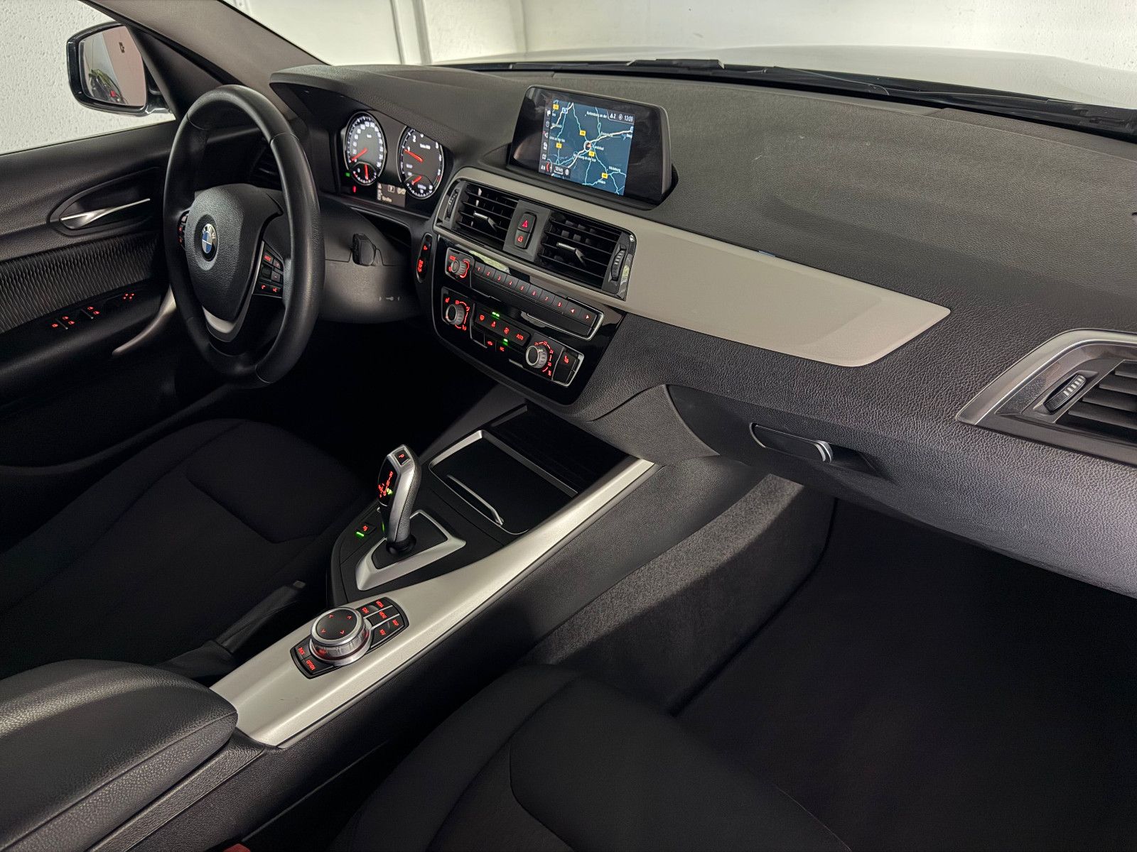 Fahrzeugabbildung BMW 118 i Aut. Advantage/NAVI BUSINESS/KLIMAAUT./LED