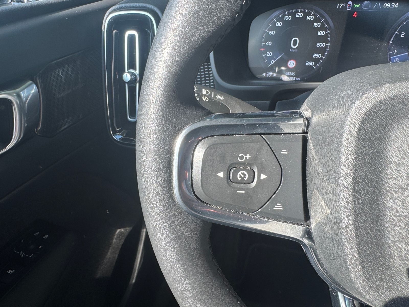 Fahrzeugabbildung Volvo XC40 R Design 2WD PANO LED NAVI SHZ