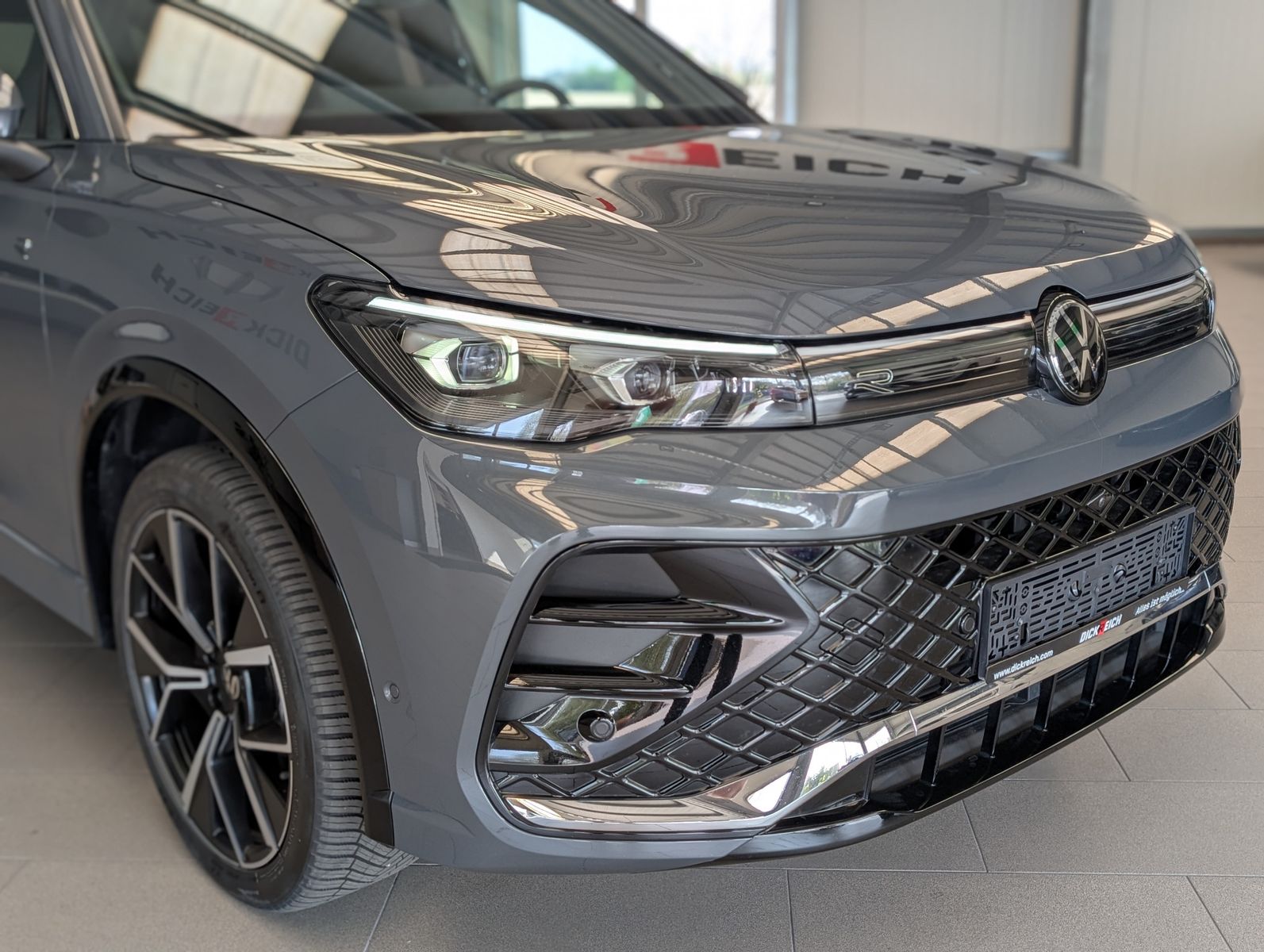 Fahrzeugabbildung Volkswagen Tiguan 2.0TDI R-Line 4M Pano H/K AHK Matrix 20"