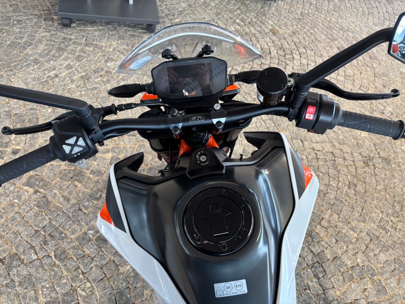 Fahrzeugabbildung KTM 890 Duke R TechPack