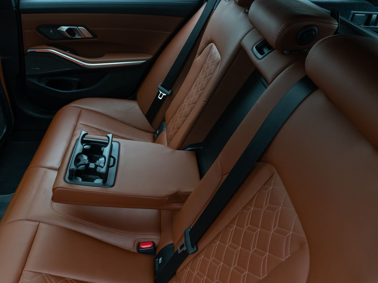 Fahrzeugabbildung BMW 320d Sport Line Panorama Kamera HUD DAB H/K AHK