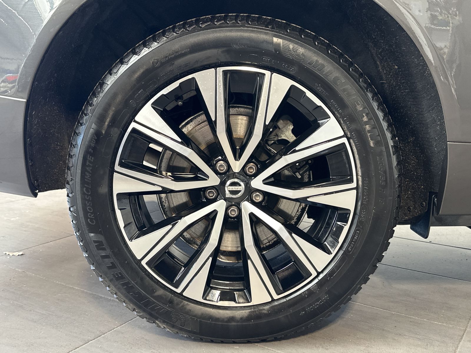 Fahrzeugabbildung Volvo XC60 B4 D AWD Plus Dark NAV+LED+AHK+H&K+PANORAMA