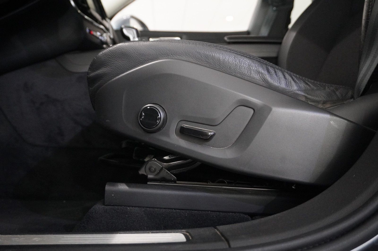 Fahrzeugabbildung Volvo XC 60 T4 MOMENTUM PRO NAVI/LED/VIRTU./SHZ/AHK