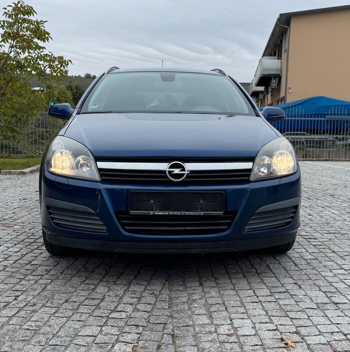 Opel Astra 2006 — rear view