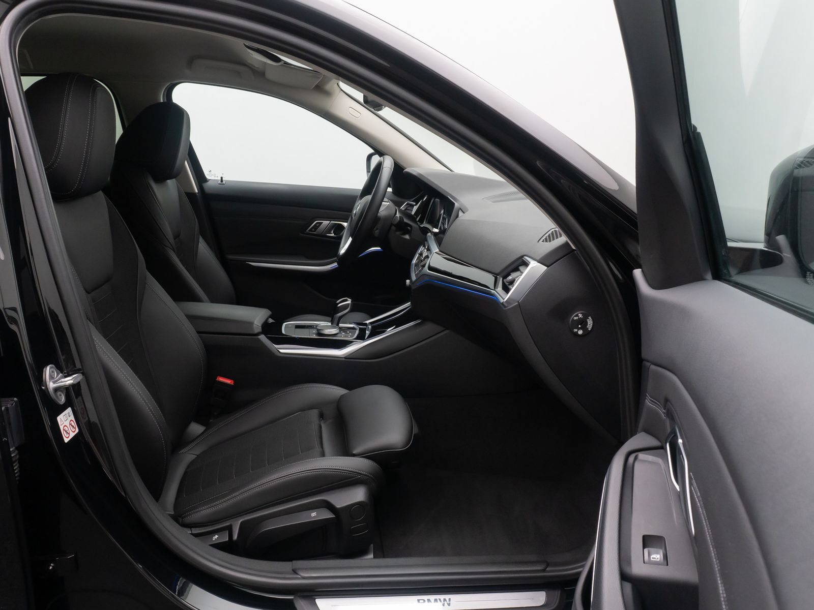 Fahrzeugabbildung BMW 320d Sport Line DAB Alarm PDC GeschwindigReg 17"