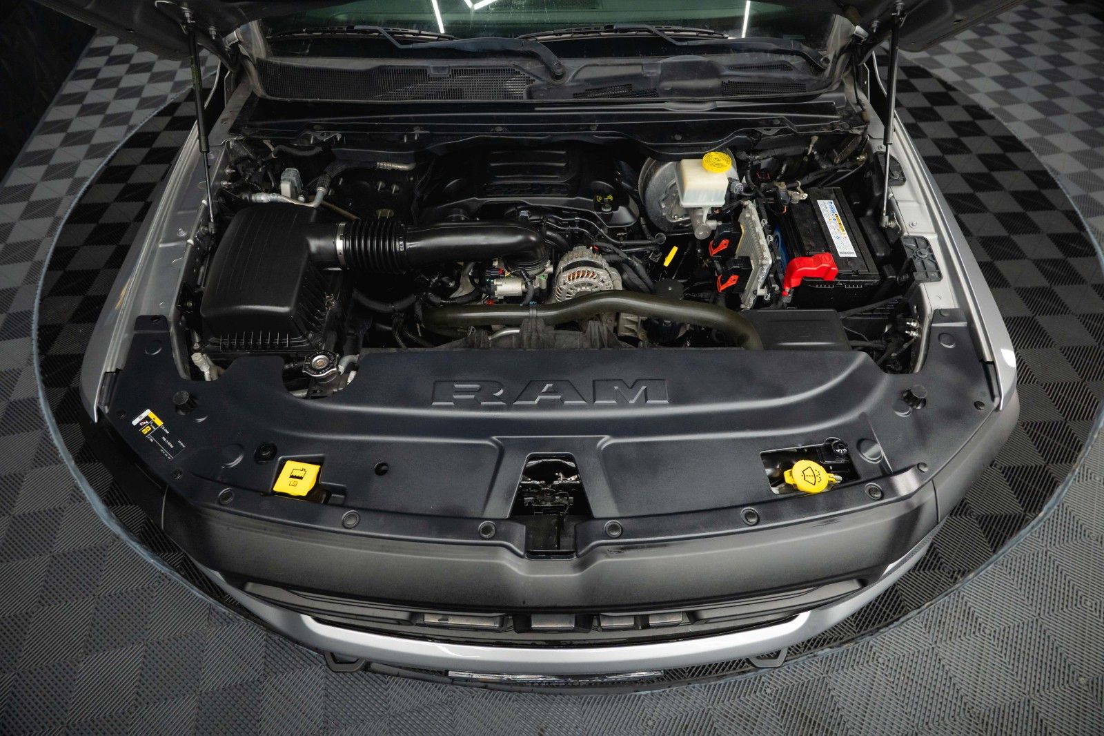 Fahrzeugabbildung Dodge RAM 5.7 V8 HEMI 4x4 OFFROAD NightPaket AXLE LOCK