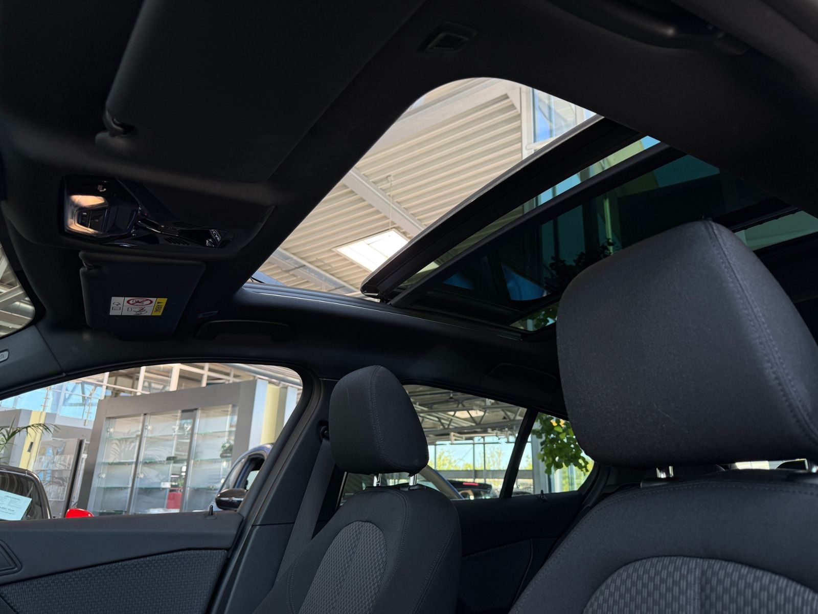 Fahrzeugabbildung BMW 120 i Advantage PANO HUD LED