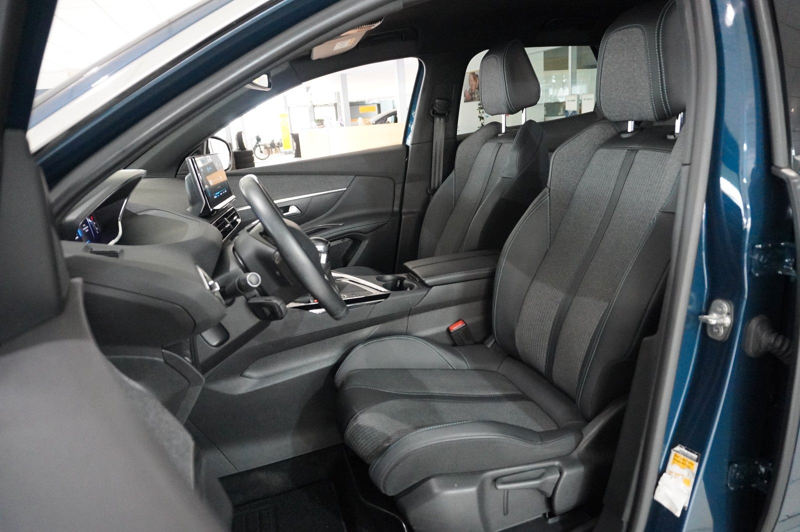 Fahrzeugabbildung Peugeot 3008 1.2T ALLURE PACK NAVI/LED/KAMERA/SH/SPORT
