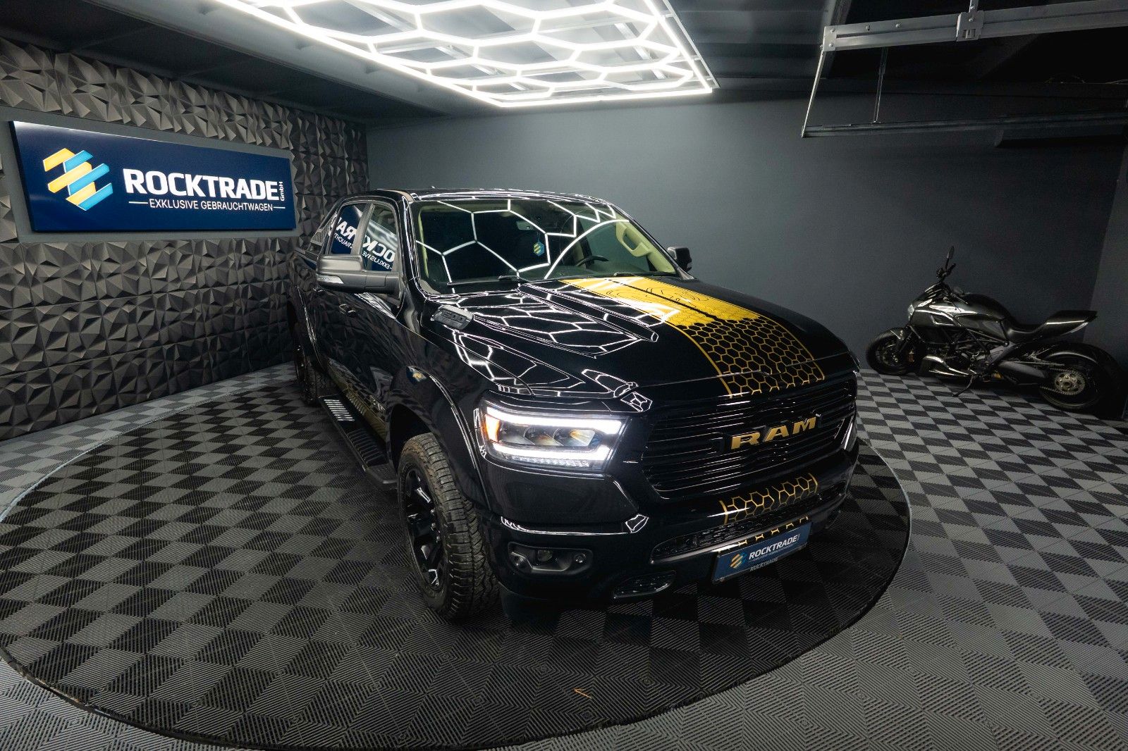 Fahrzeugabbildung Dodge RAM 5.7 V8 HEMI 4x4 OFFROAD Night GOLD EDITION