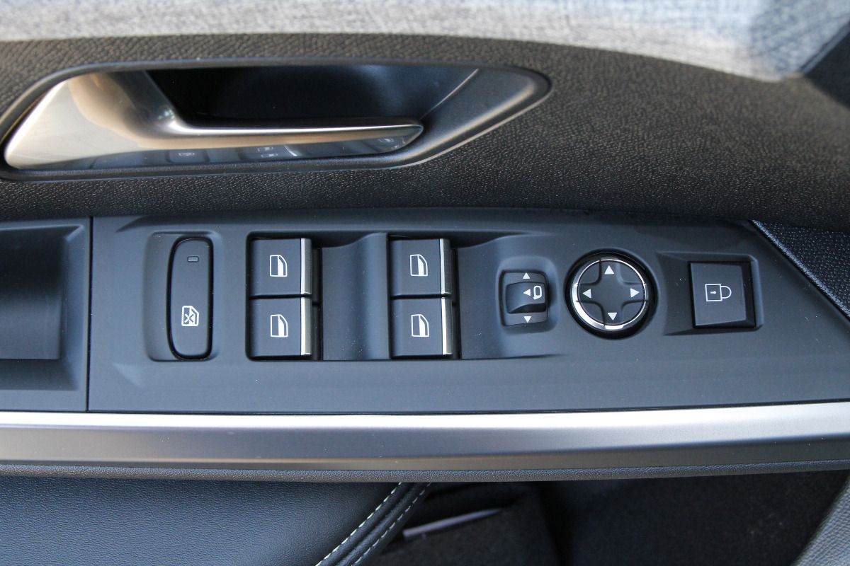 Fahrzeugabbildung Peugeot 3008 Allure Hybrid 145 e-DSC6