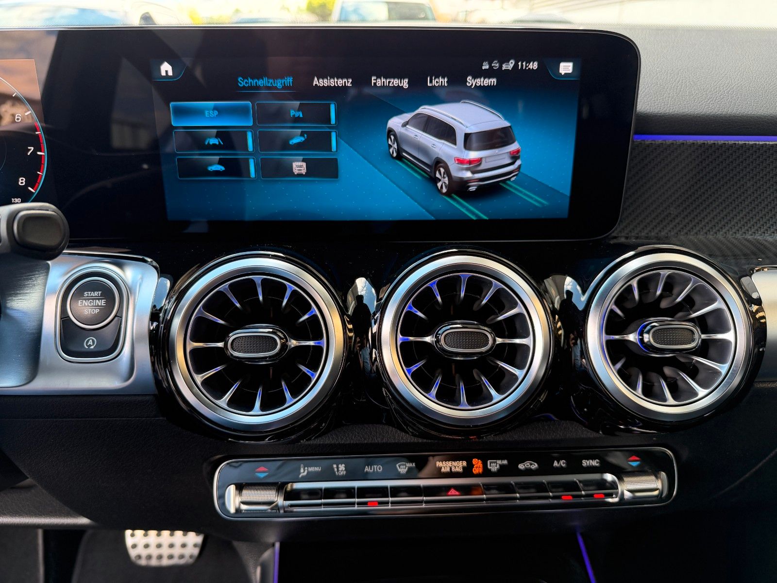 Fahrzeugabbildung Mercedes-Benz GLB 200 AMG MBUX+AMBIENTE+R-Kamera+Carbon+ALARM