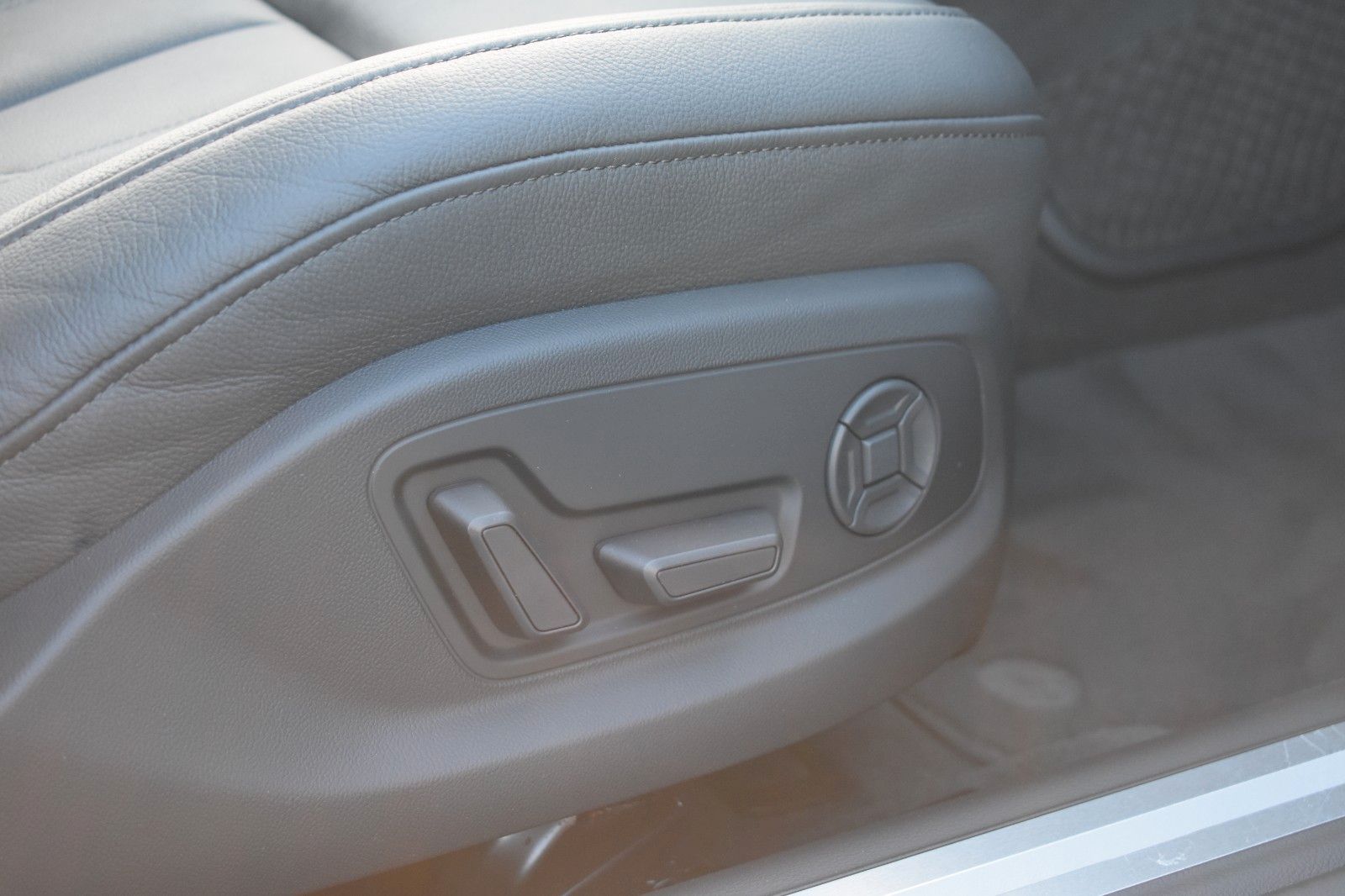 Fahrzeugabbildung Audi A8 55 TFSI quattro Matrix Softc. Standh.1.Hand