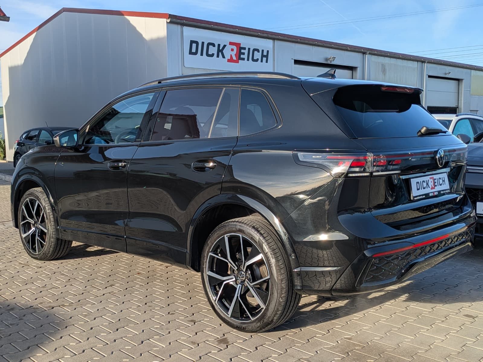 Fahrzeugabbildung Volkswagen Tiguan 2.0 TDI 4M R-Line PANO*H&K*AHK*MATRIX*20"