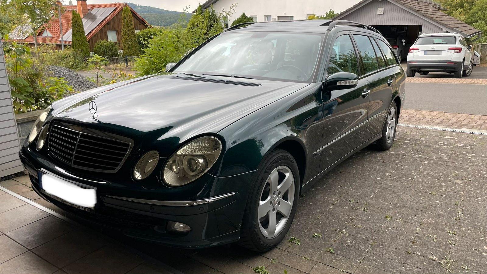 Mercedes-Benz E280 2004 — rear view