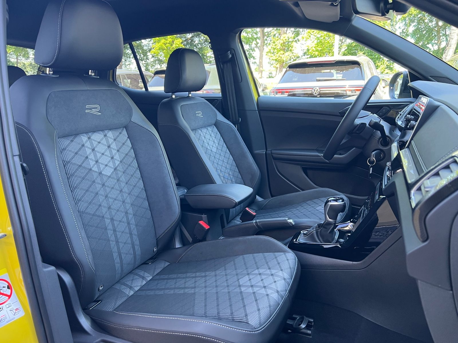 Fahrzeugabbildung Volkswagen T-Cross R-Line 1.5 TSI DSG *AHK,BlackStyle,Navi,