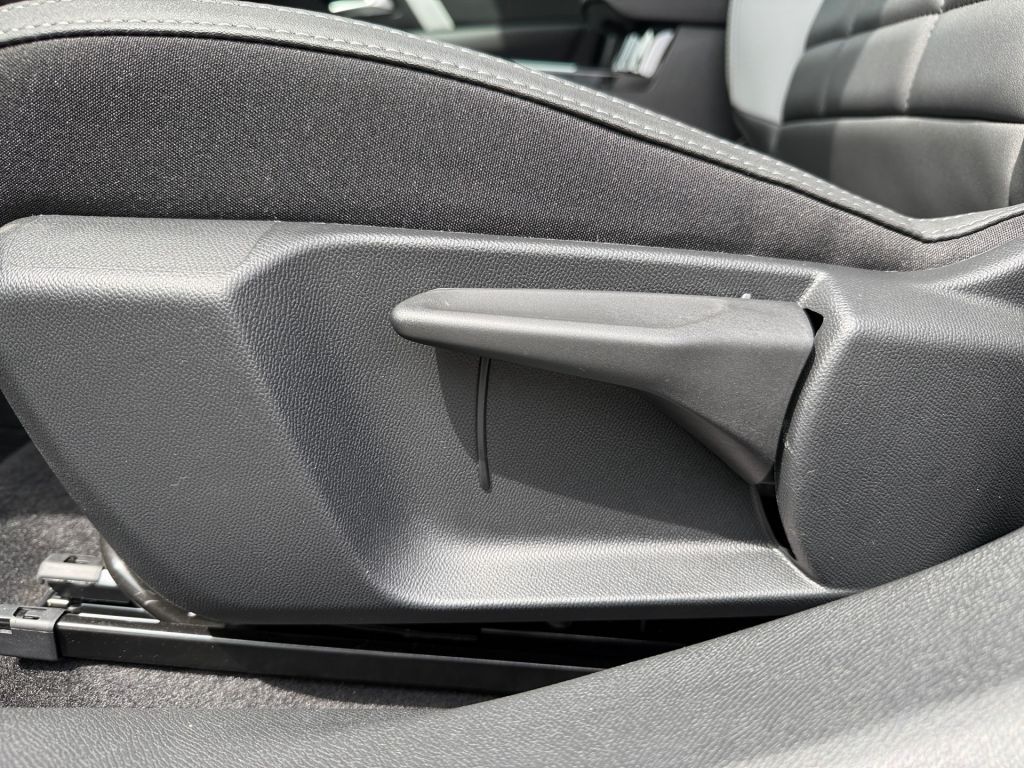 Fahrzeugabbildung Citroën C4 Hybrid 145 TEAM D * Ganzjahresreifen