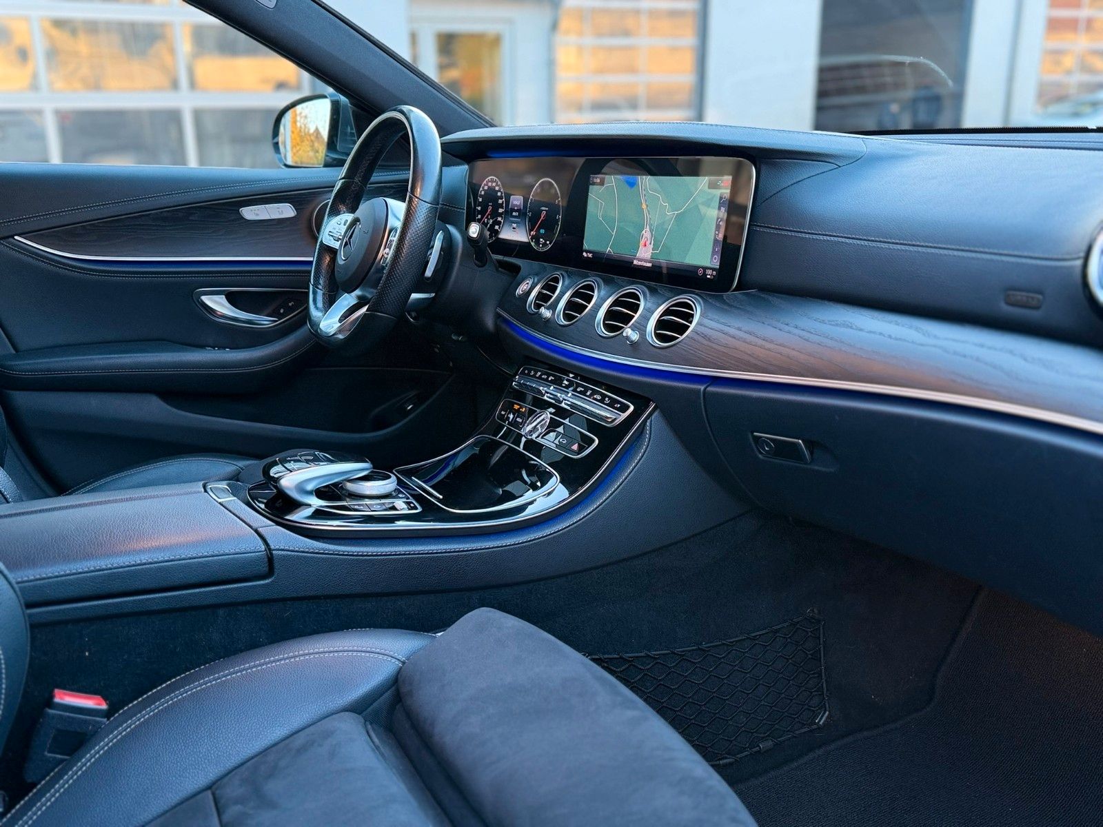 Fahrzeugabbildung Mercedes-Benz E 300 de T AMG+DISTRONIC+LENKASSI+360°+AHK+AMBIE