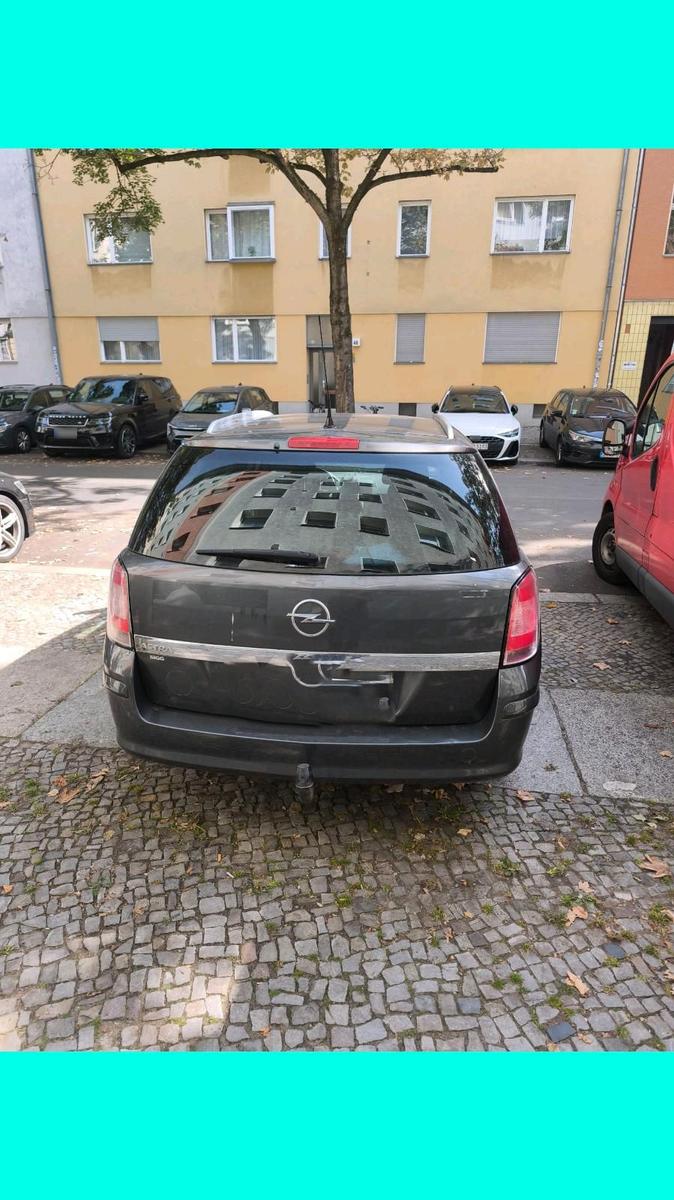 Opel Astra 2009 — rear view