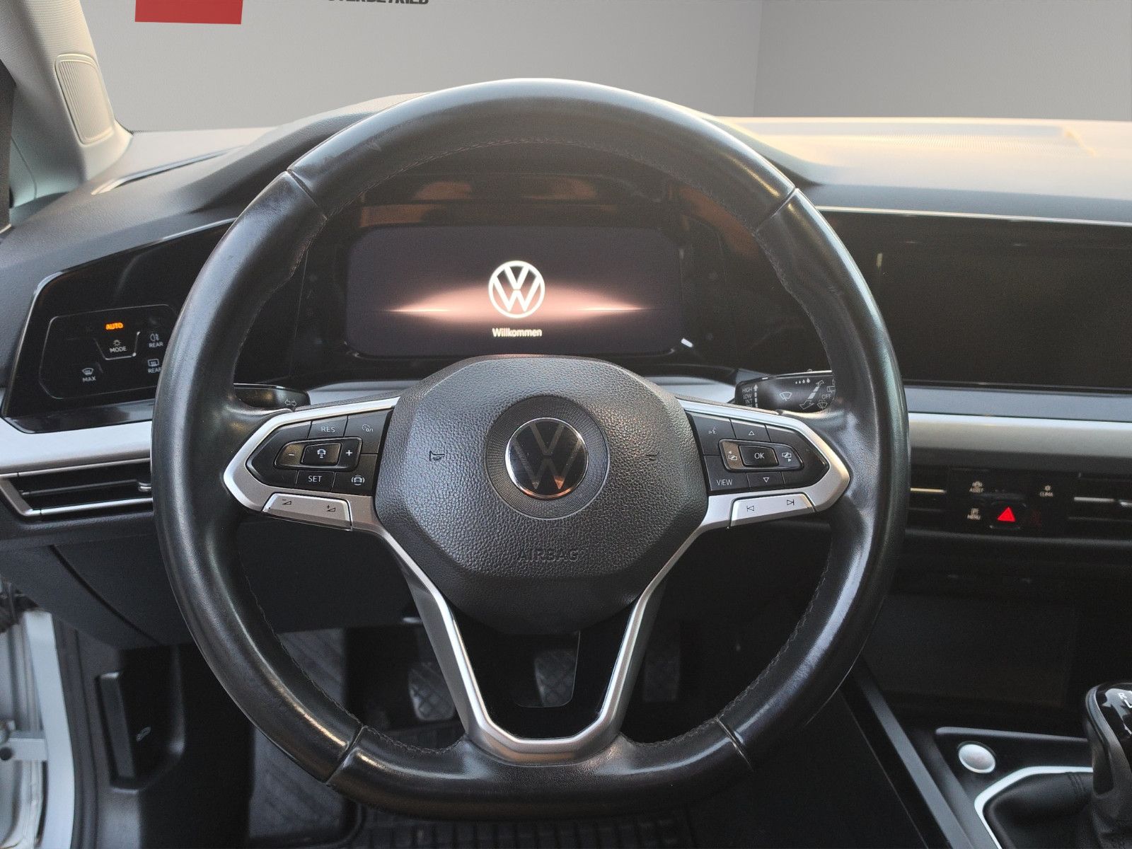Fahrzeugabbildung Volkswagen Golf VIII Variant Life AHK ACC SHZ LED Apple Car