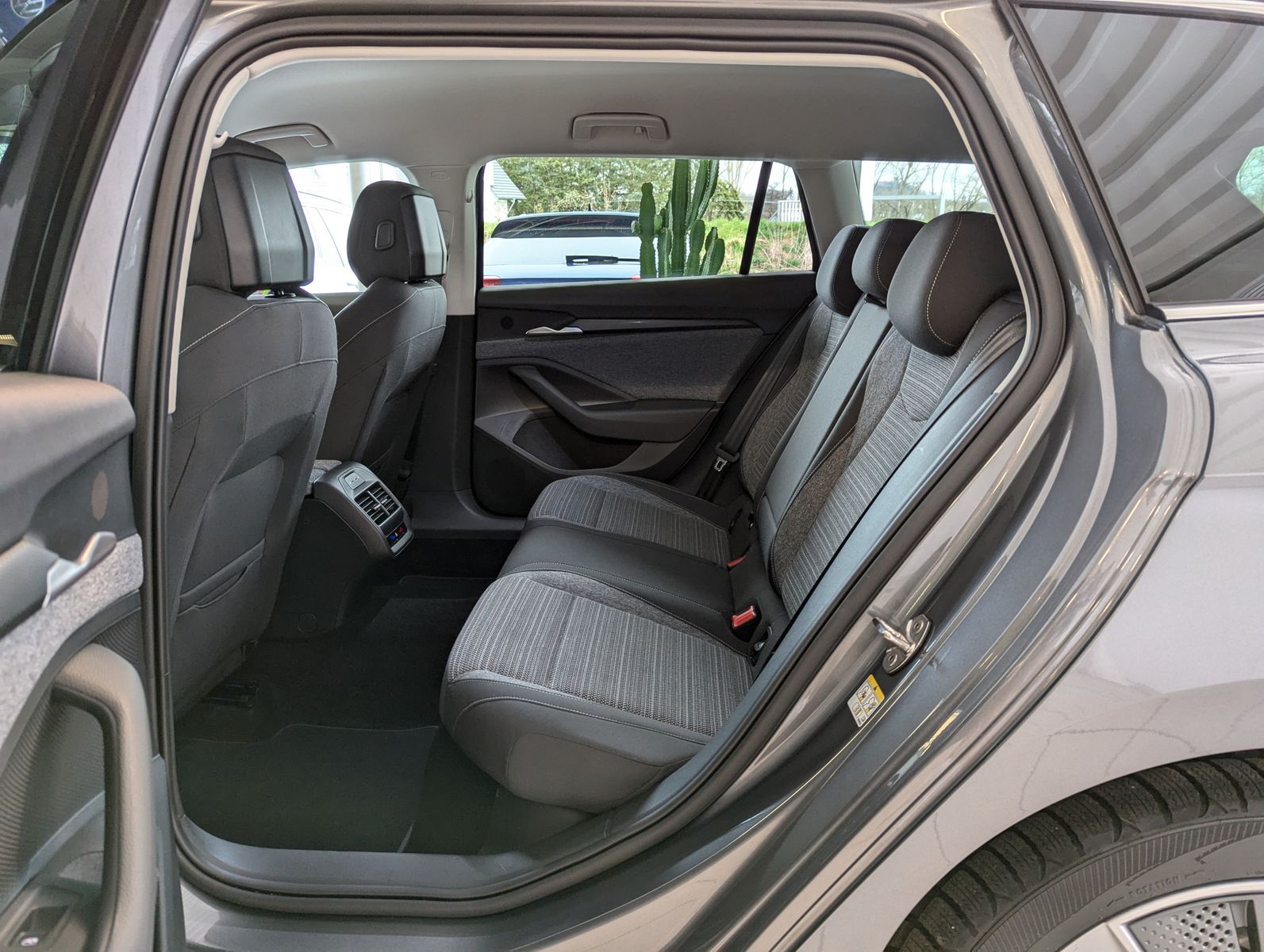 Fahrzeugabbildung SKODA Superb 2.0 TDI 4x4 Selection Matrix AHK 5J Garan