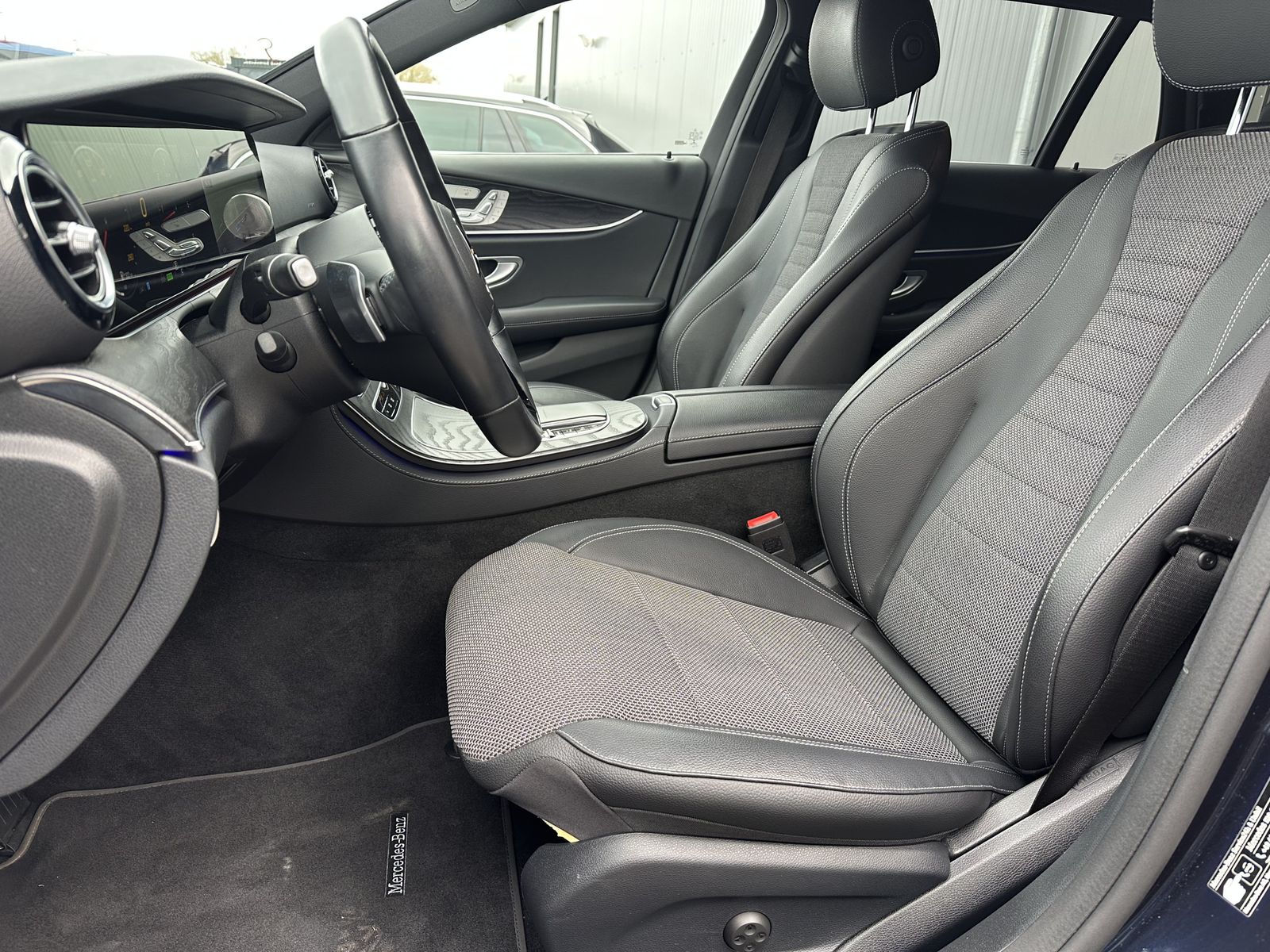 Fahrzeugabbildung Mercedes-Benz E 220d T Avantgarde NAV+LED+360°+WIDE+BURMEISTER