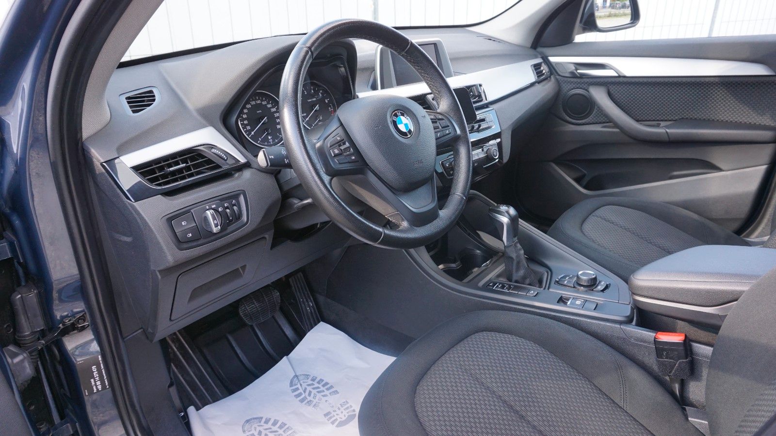 Fahrzeugabbildung BMW X1 xDrive 20i Advantage,PDC,Automatik,Scheckheft